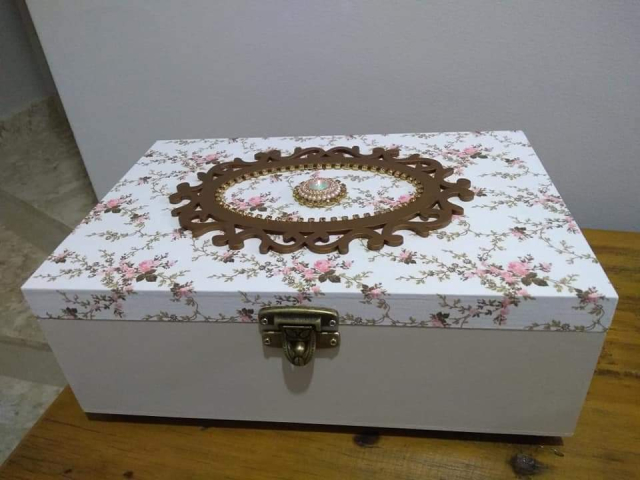 Caixa Media Estampa Branca, Circ Dourado, Fecho